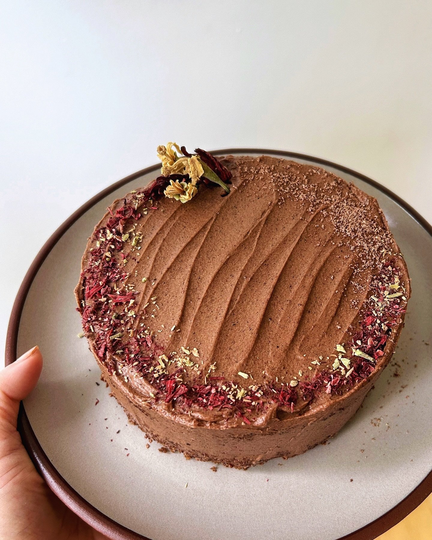 making this @bonappetitmag gf chocolate fudge cake for absolutely no reason except to eat it, got me in touch with my pastry days in montreal 👩🏻&zwj;🍳

ft. mexican chocolate, vanilla bean paste, dried hibiscus, and cacao flowers 

reminiscent of a