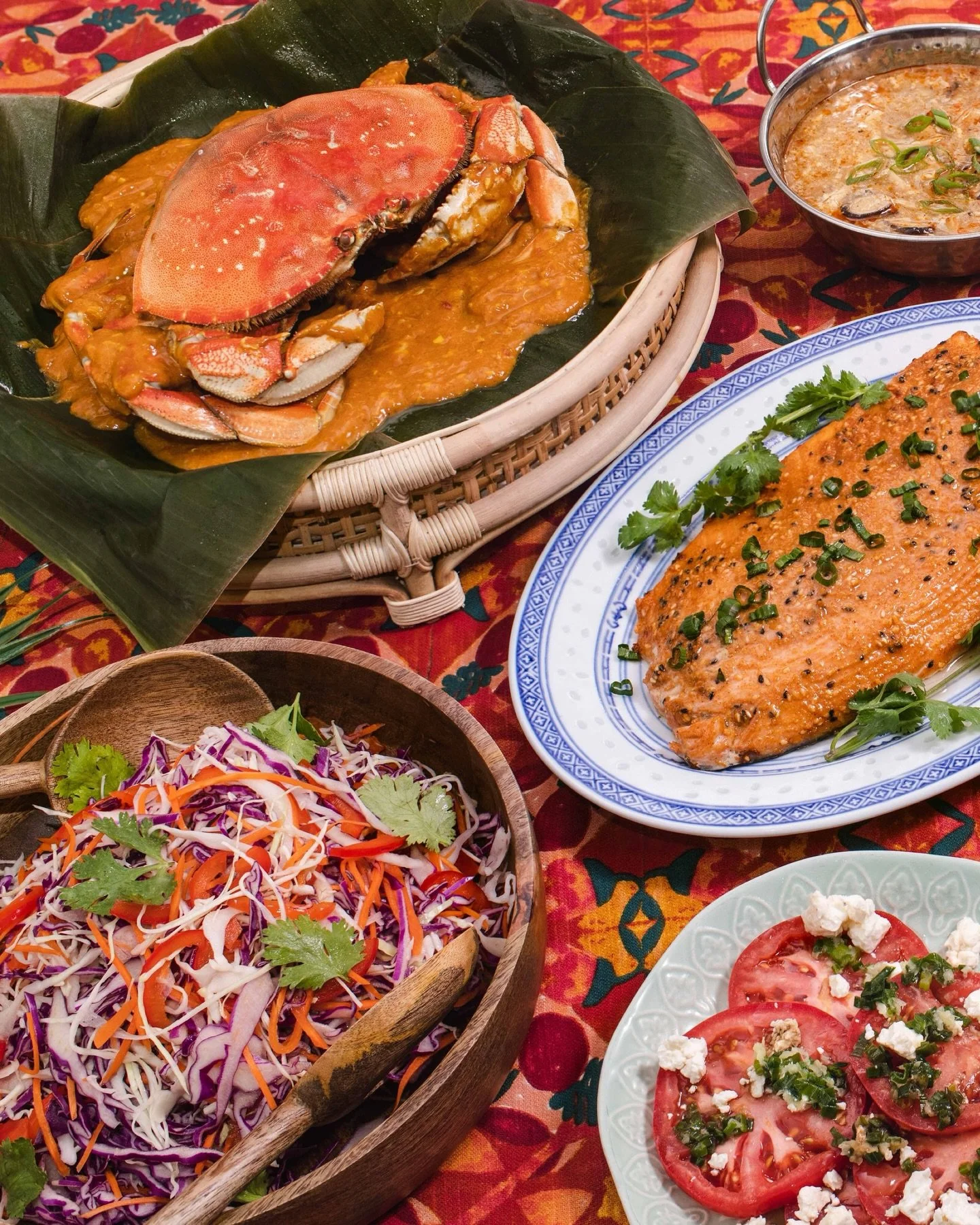 a few things i&rsquo;m proud to have included in #mybestfriendisglutenfree are the suggested menus + playlists for bringing people together!!

here&rsquo;s an extra spesh family-style spread ft. 
✨ tomatoes with feta &amp; scallion ginger oil 
✨ cris