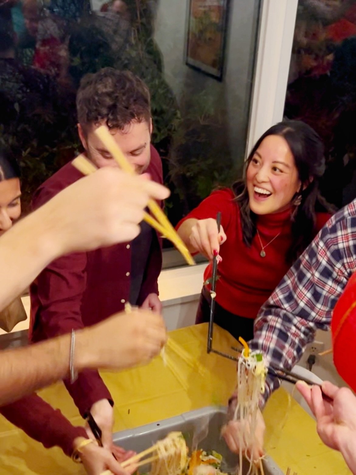 &ldquo;the people who give you their food give you their heart&rdquo; - cesar chavez 

come break (gf) bread with us! i&rsquo;m pumped to be collaborating with @nopressure.cookbookclub for 𝗠𝘆 𝗕𝗲𝘀𝘁 𝗙𝗿𝗶𝗲𝗻𝗱 𝗜𝘀 𝗚𝗹𝘂𝘁𝗲𝗻-𝗙𝗿𝗲𝗲 &mdash;