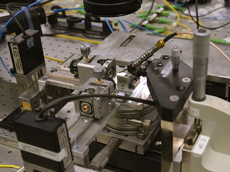 Set-up used in the lab to test the new type of switches. (Image: ETH Zurich/Peter Rüegg)