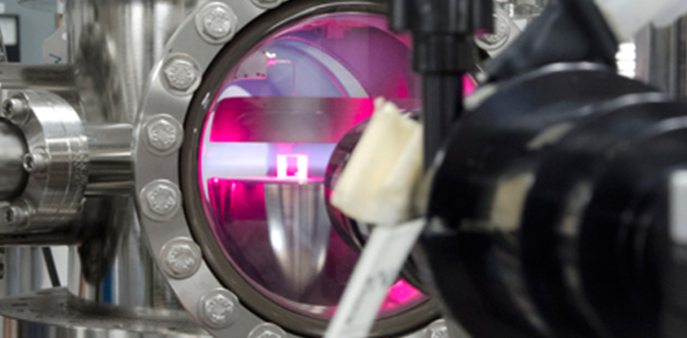 Specialized chamber to study dusty plasma in the lab. – Image Credit: CASPER, CC BY-ND