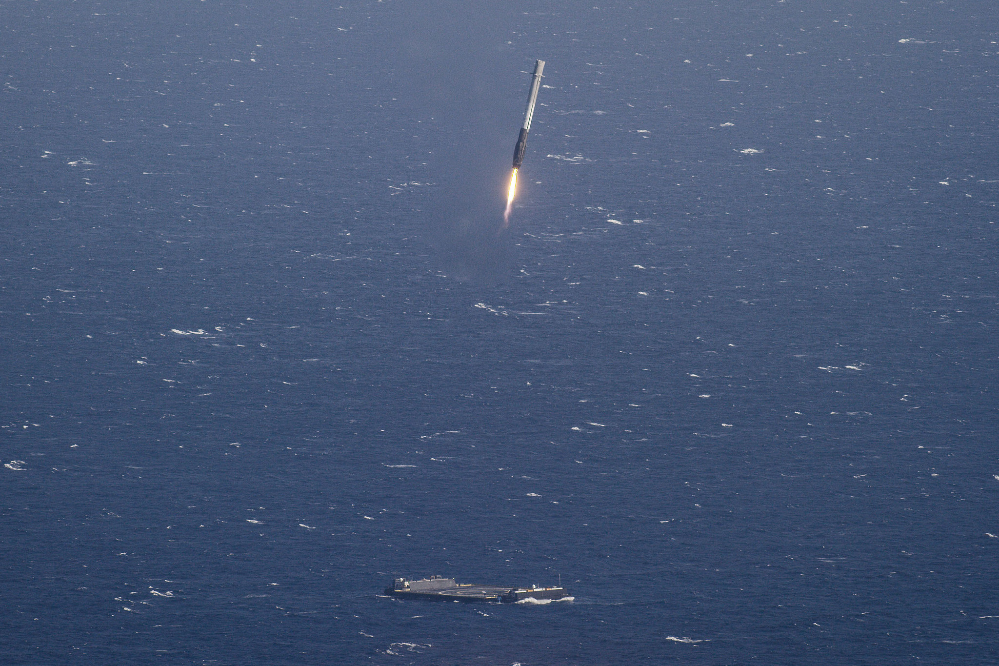 The SpaceX rocket approaching the landing platform. – Image Credit: SpaceX/flickr