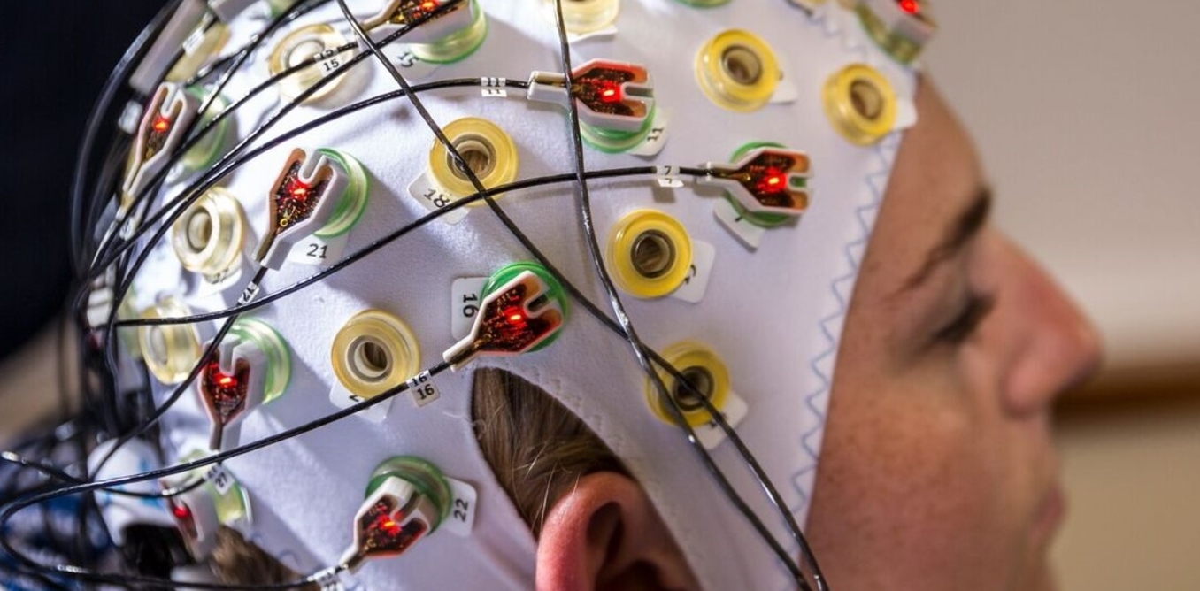 A noninvasive brain-computer interface based on EEG recordings from the scalp. - Image Credit: Center for Sensorimotor Neural Engineering (CSNE), Photo by Mark Stone, CC BY-ND
