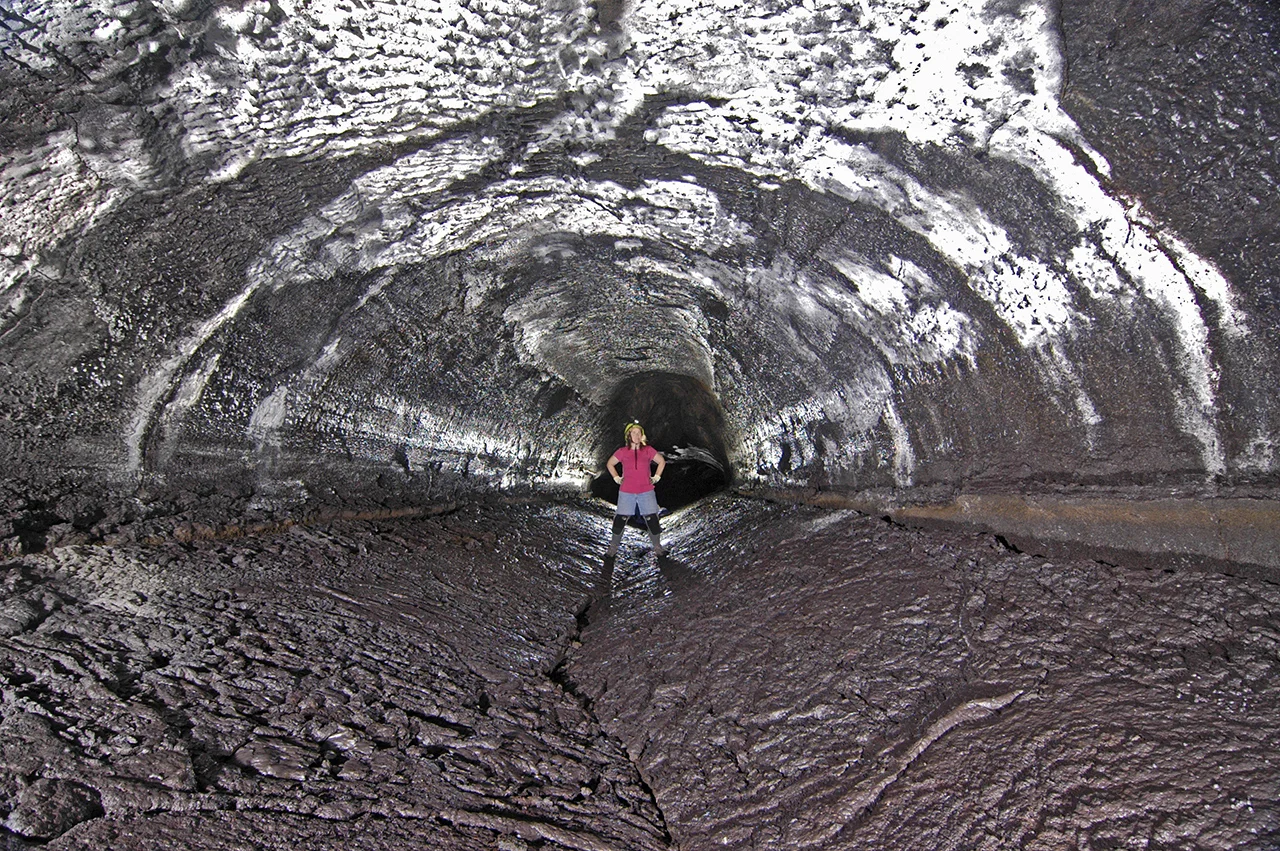 Arched passages in the main tube show the classic lava tube shape. The floor was the crust on a former lava lake that fell inward as it drained from beneath. - Image Credit: Dave Bunnell/Under Earth Images via Wikimedia Commons