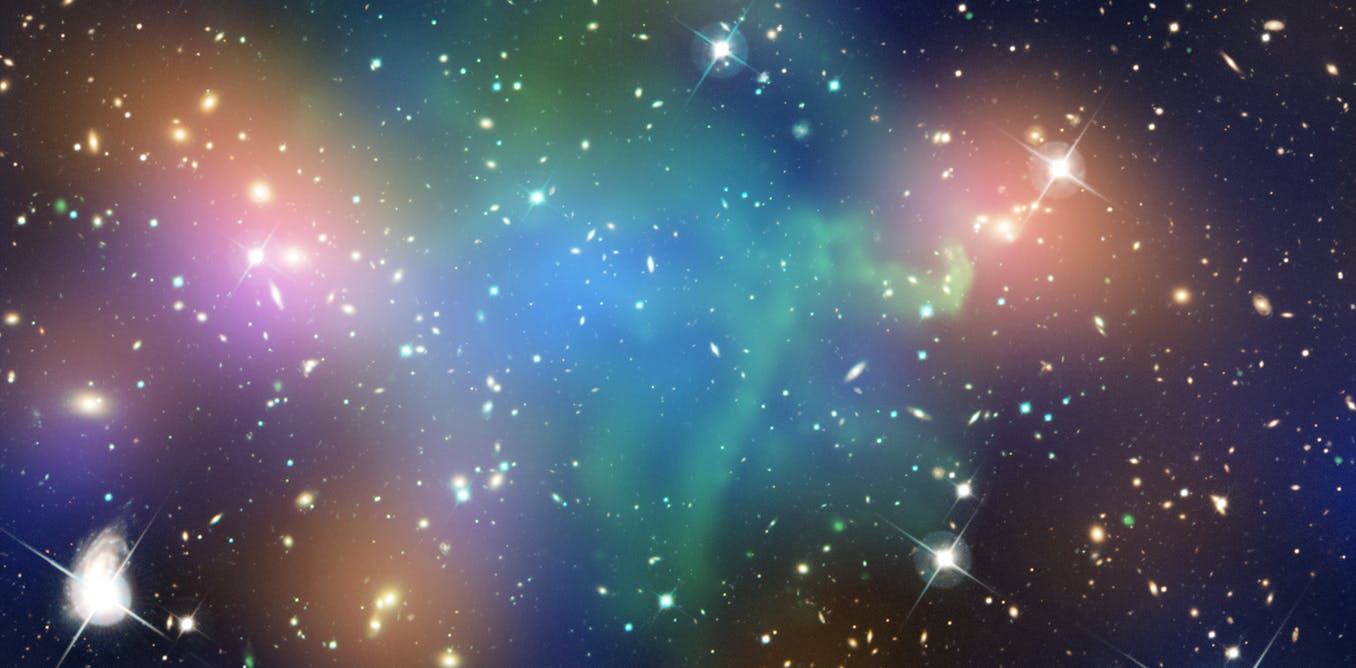 Image showing where scientists believe dark matter resides in the galaxy cluster Abell 520 – near the hot gas in the middle, coloured green. - Image Crredit: Chandra X-ray Observatory Center, CC BY-SA