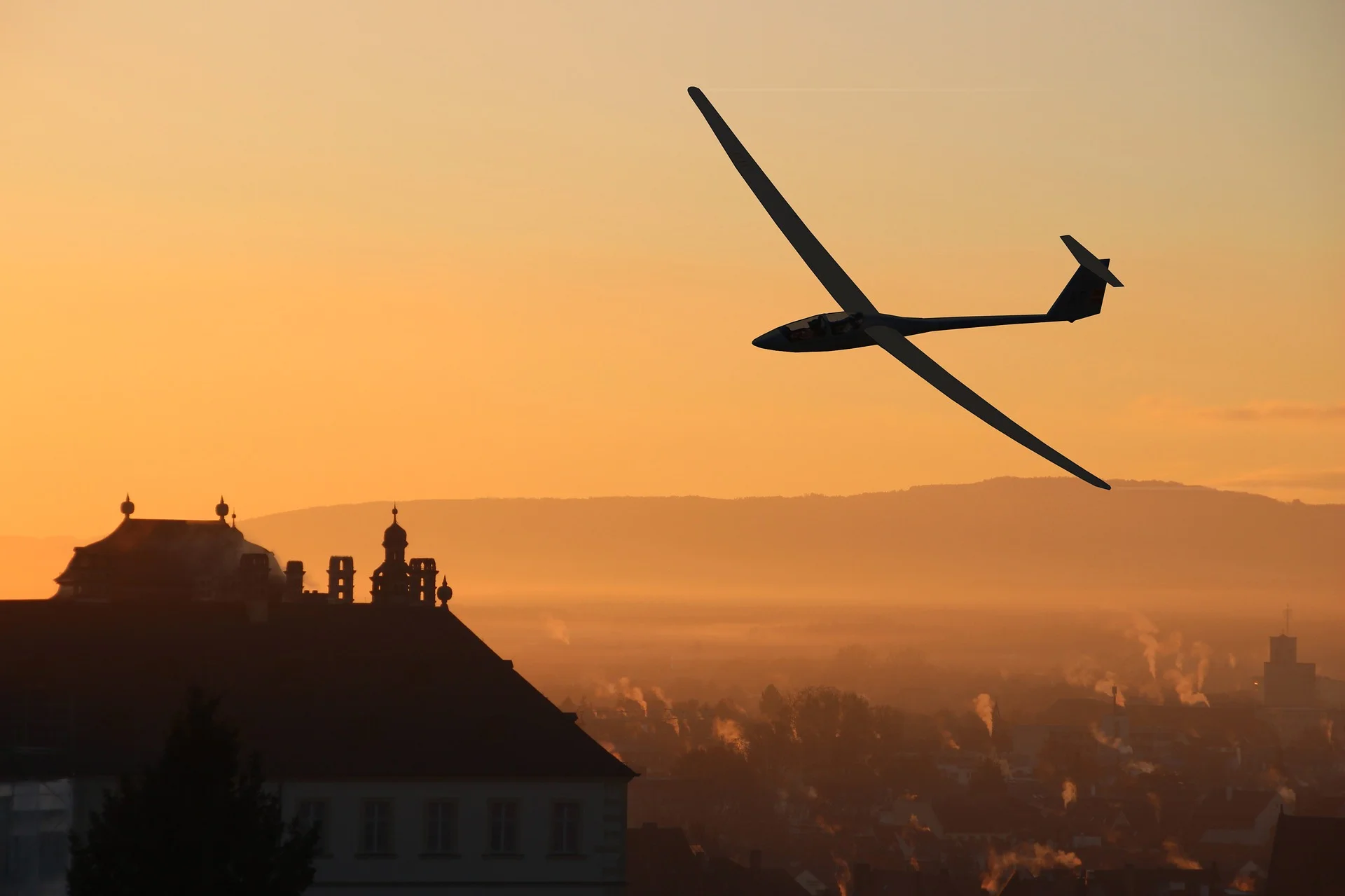 Glider pilots look for updrafts to stay airborne. - Image Credit: NeuPaddy via Pixabay