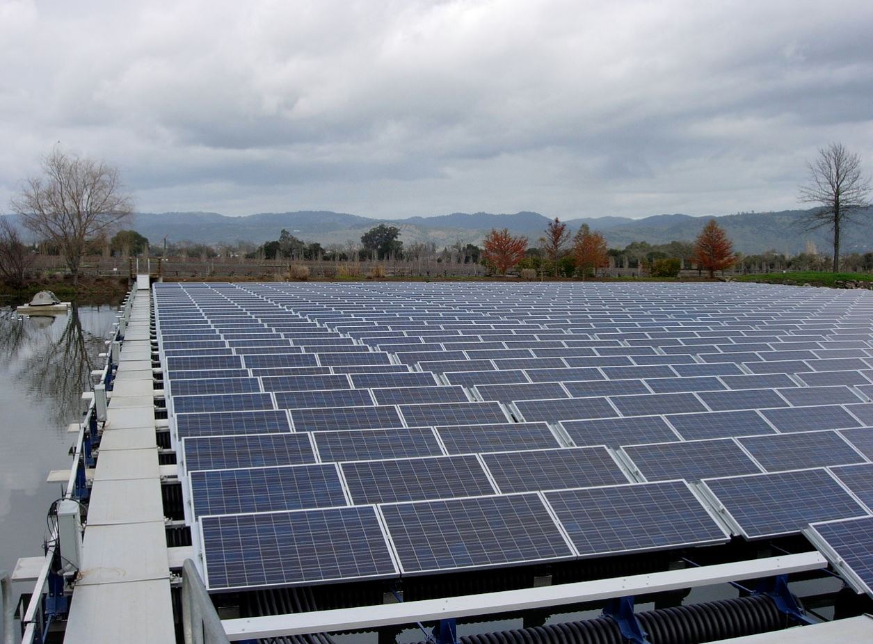 An example of a floating solar system in California - Image Credit: SolarWriter via Wikimedia Commons