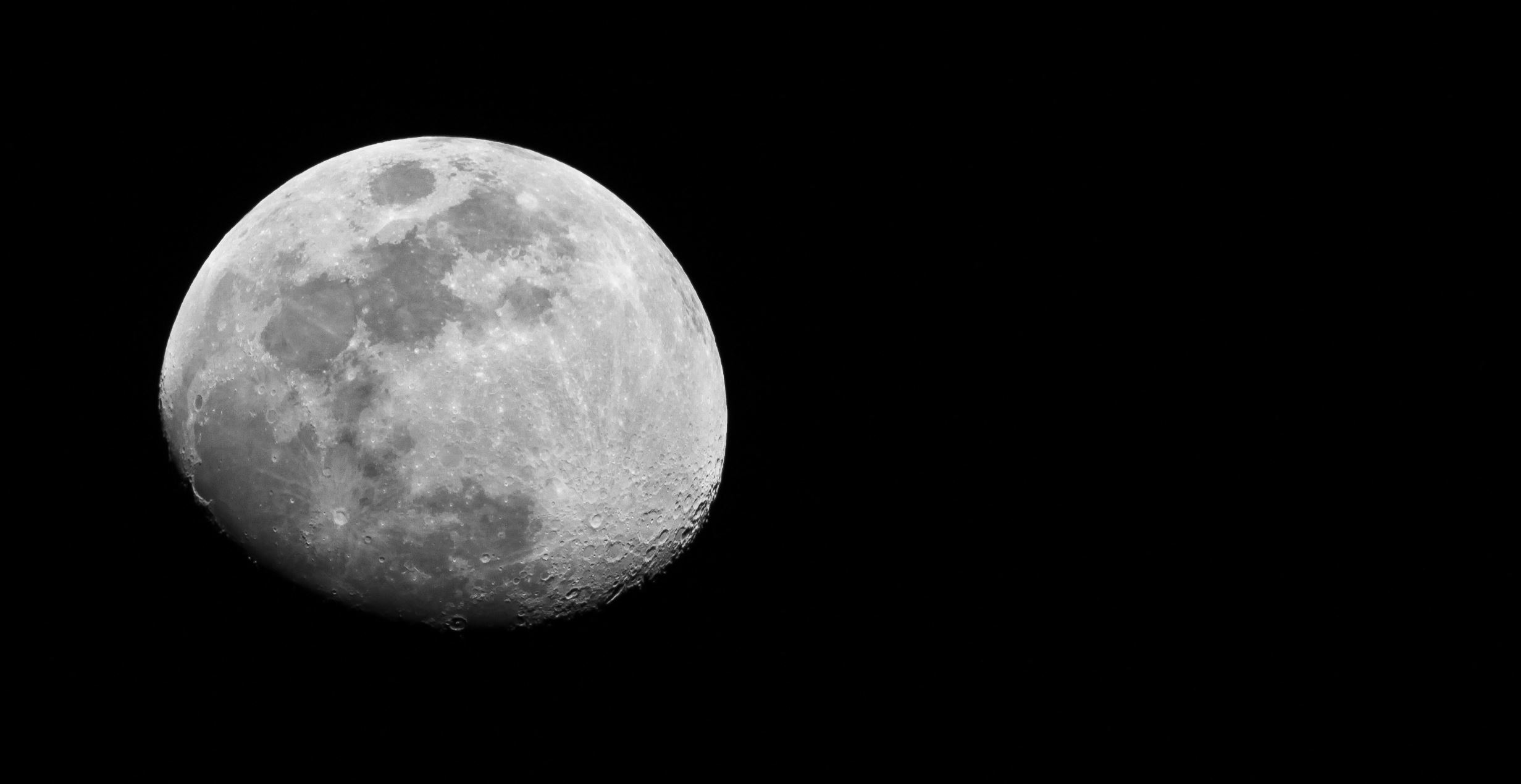 Look at the circular patterns on the Moon’s surface, as seen from Earth. - Image Credits: Bob Familiar via flickr