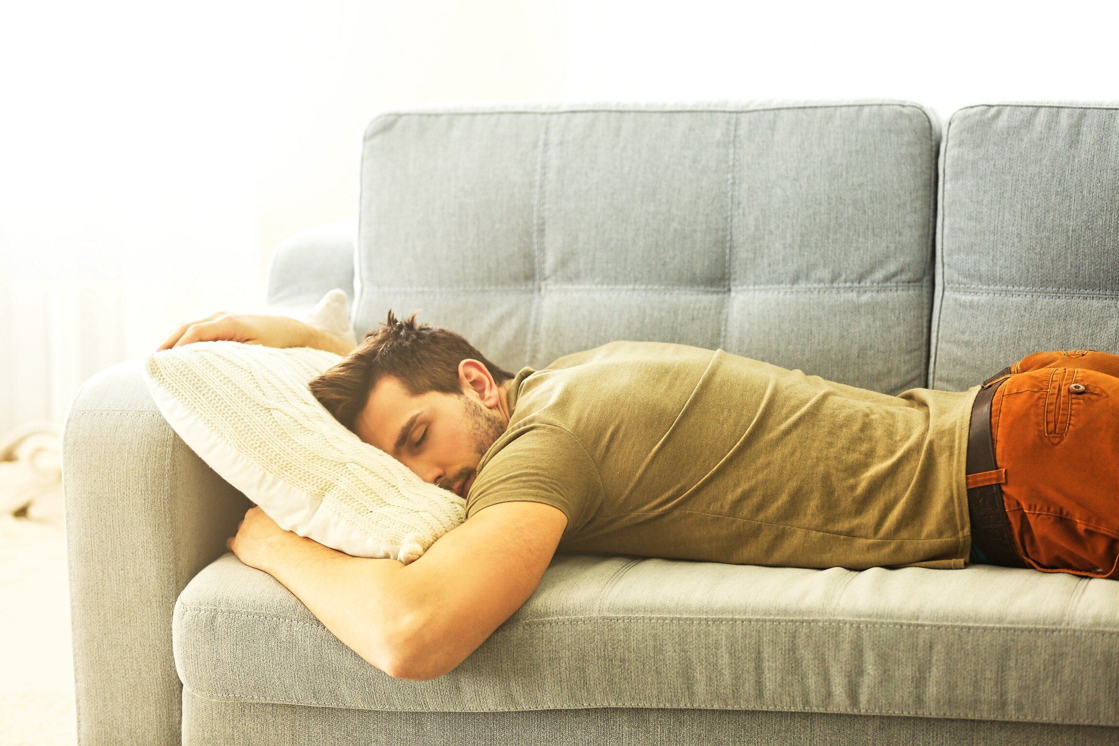 Спать место. Мужчина спит на диване. Парень лежит на диване. Человек спит н адтване. Спящий человек на диване.