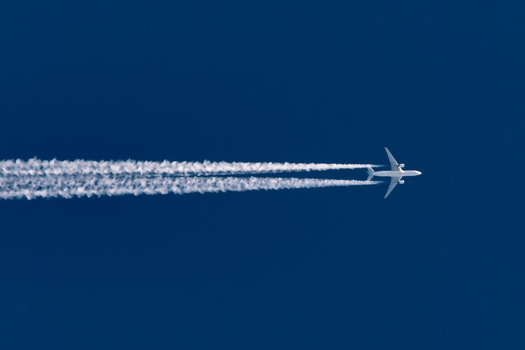 Light takes about 35 microseconds to arrive from a transcontinental jet and its contrail. - Image Credit: aapsky via Shutterstock