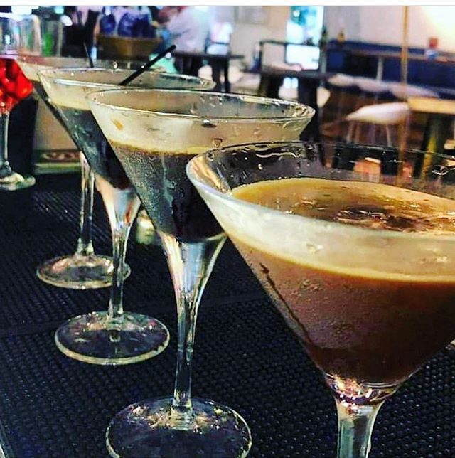 Happy Thursday! Kickstart your evening with @boomarangbistro&rsquo;s delicious Espresso Martinis in a charming setting along the Singapore River.
.
.
#boomarangbistro #boomarang #espressomartini #luxurious #velvet #coffee #smooth #cocktail #martini #