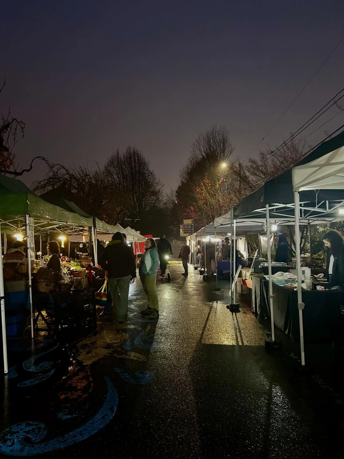 🫚Our winter Farmers&rsquo; Market is back and in full swing! 🍲

Our farmers&rsquo; and producers&rsquo; stalls are filled with winter-y produce, sauces, teas, mushrooms, dried mixes, pickled things, jams, honey, sourdough baked goods, hot meals, cr