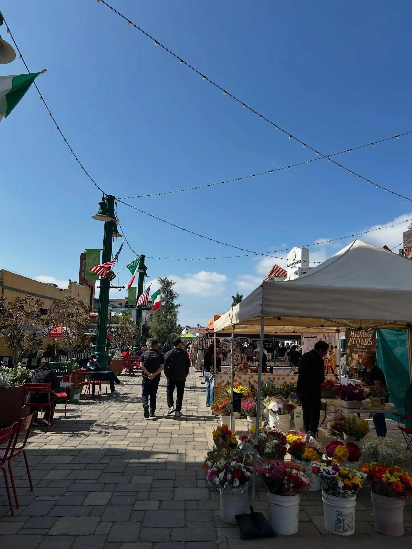 Our @peoplesfarmers farmers market crew visited markets in San Diego where locally grown citrus and avocados were abundant! 

If you&rsquo;re ever at a San Diego farmers market you&rsquo;ve gotta try the ice cream beans! 🤯

Thanks to the @farmersmar