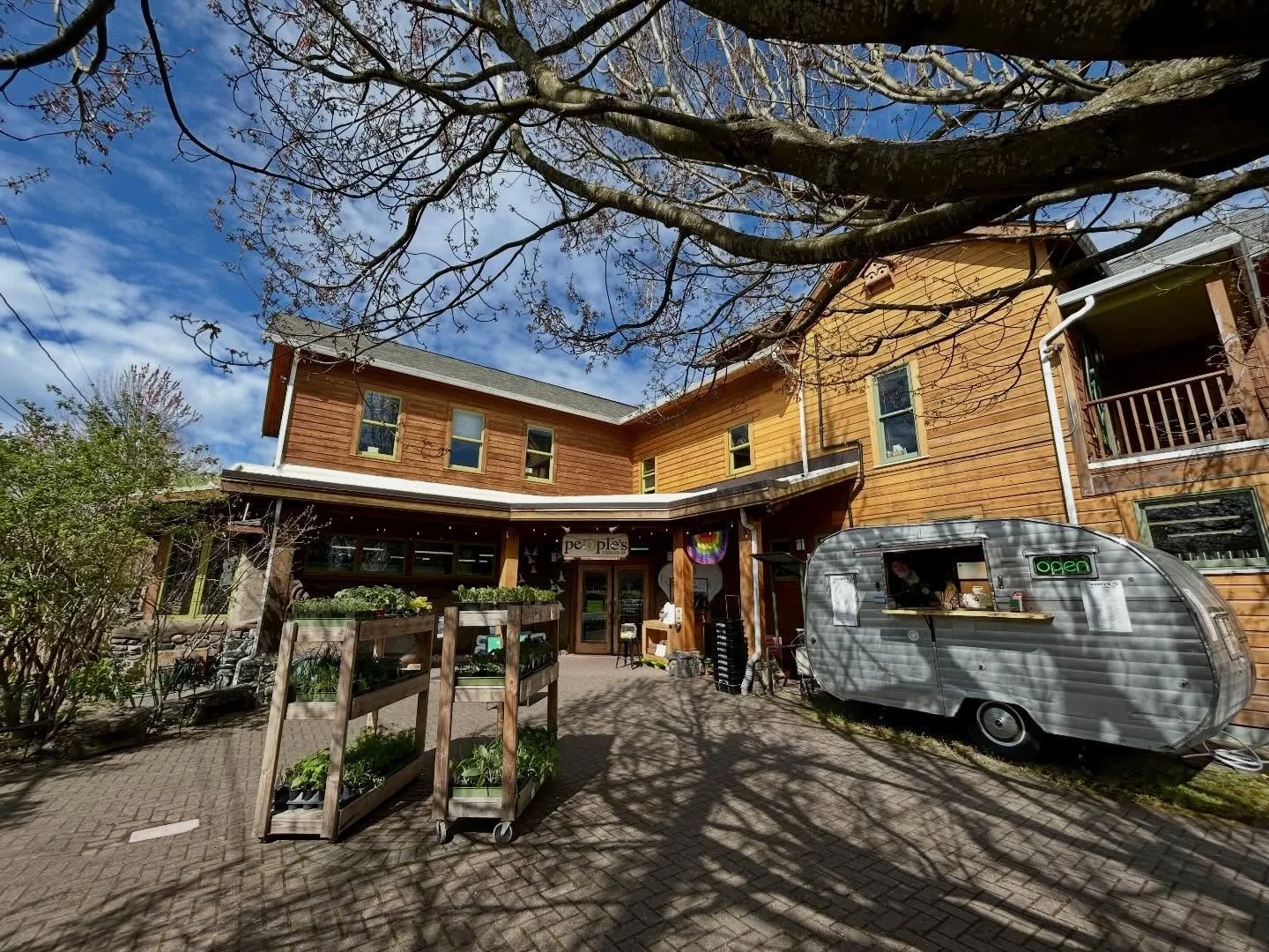 There&rsquo;s nothing better than sitting in the courtyard on a sunny spring day. Shoutout to @poppys.pdx - the best coffee/juice/smoothie/bowl cart for making the courtyard even sunnier! ☀️🌷🌱😎