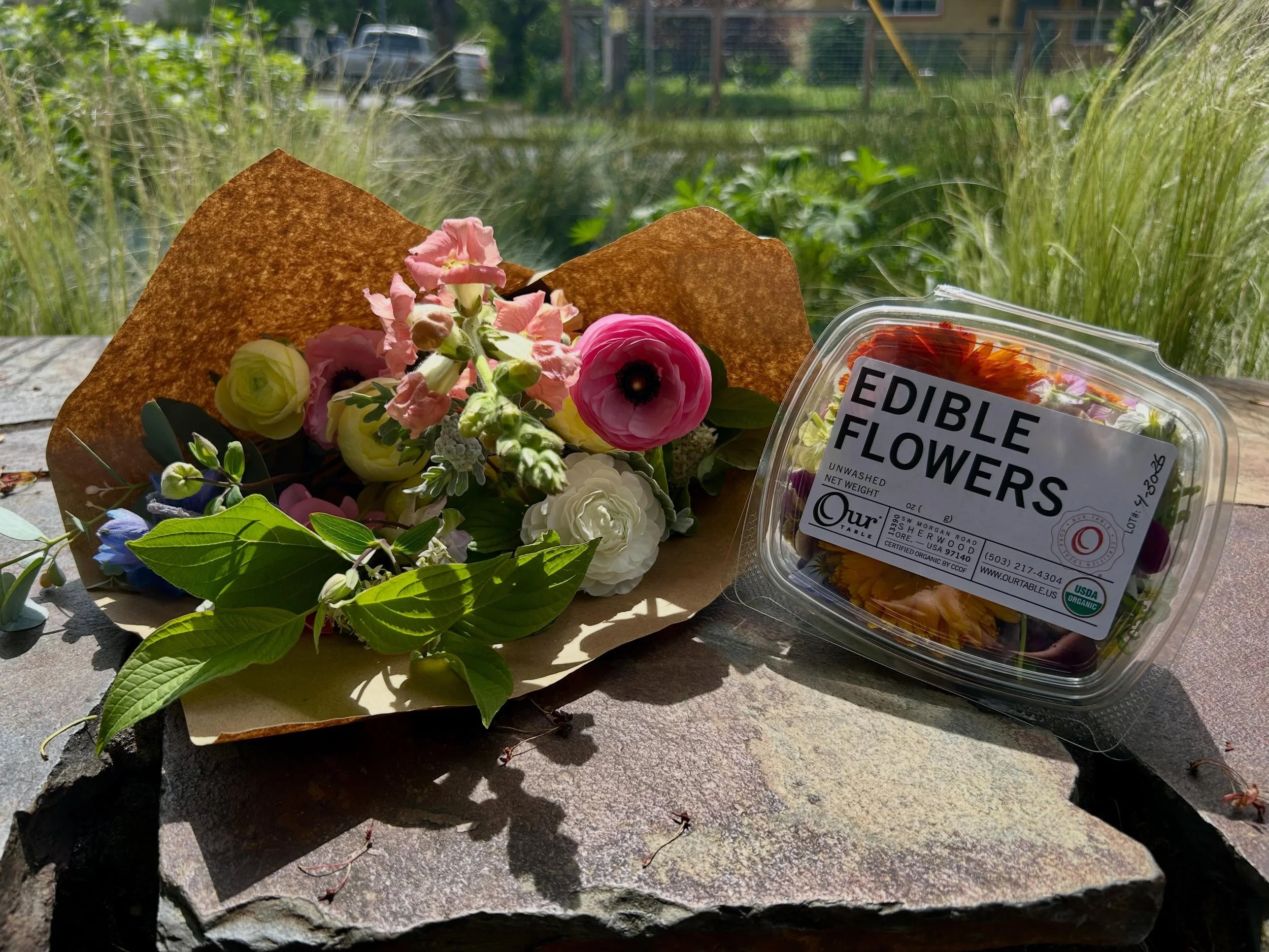 🍰🌸 No cake is complete without edible flowers on top! We have organic bouquets and edible flowers from our co-op friends Our Table Cooperative in Sherwood! @ourtablecooperative 

#loveyourfarmer #loveyourcoop #peoplesfoodcooppdx