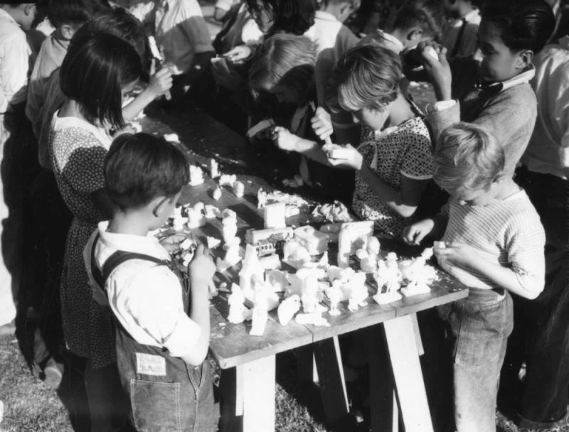 Children_learning_soap_sculpture_view_4.jpg