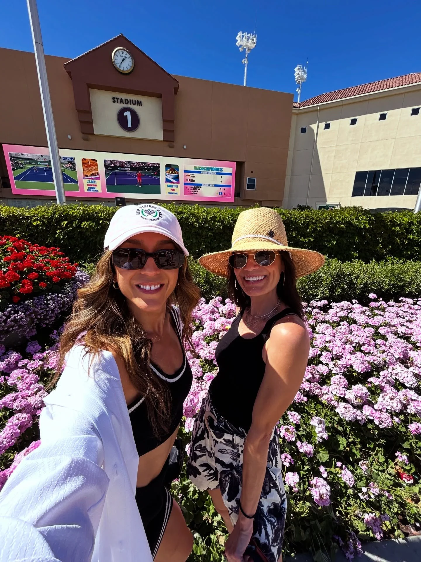 Snuck out of LA to tennis paradise 🧢🎾🌸🌵We had the best time at the semifinals this weekend watching two of our favorite men's players @carlitosalcarazz @janniksin 

Thank you @andreatrujillo 🫶🏽

@bnpparibasopen #tennisparadise