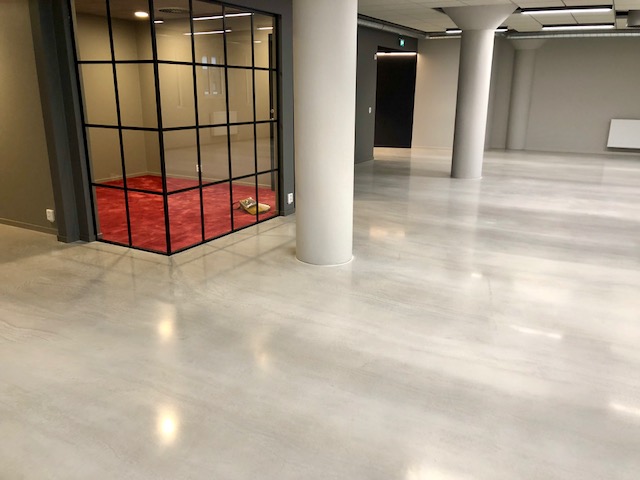 DESIGNGOLV Designgolv får en egen liten plats här. Bara för att efterfrågan är så stor. De senaste åren har efterfrågan varit stor både i privata och offentliga miljöer. Några säger när de ringer att de vill ha betongkänsla andra säger att de vill ha helvitt. Vissa visar bilder för Fredrik ur tidningar. Men kom ihåg att det ena golvet blir inte det andra likt. Det finns en mängd olika färger och utförande, t ex med sten i. Är ni nyfika så ring och prata med Fredrik 0703-759999. Om inte om designgolv så om hans älskade fotbollslag Elfsborg. Förresten behöver jag tillägga att Player AB har gott renommé och har en mängd olika referensytor och har lagt massor av kvadrat. Nä tänkte väl det.
