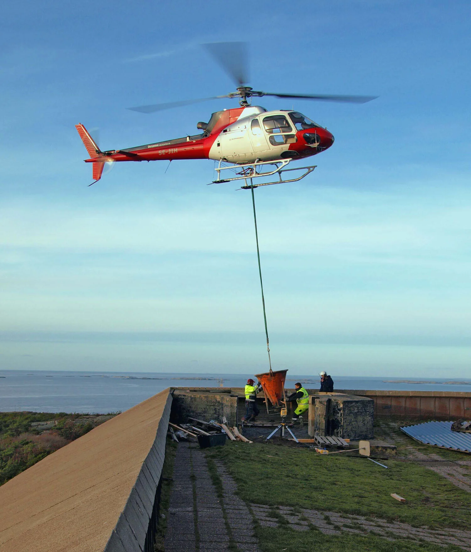 4-Betong-Player-AB-Betong-Ref-Fortifikationsverket-carlstens-fastning-Gjuter-med-HELIKOPTER.jpg