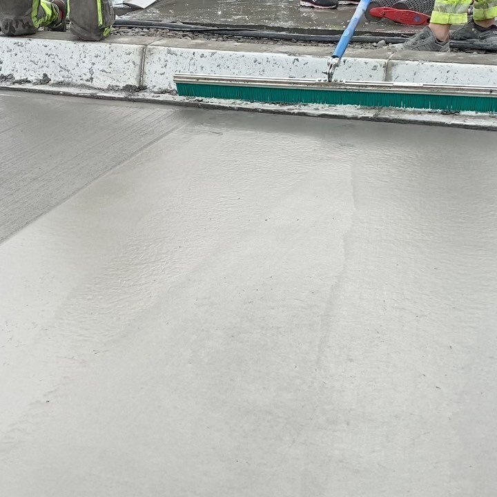 Tack @peabanl.teknik f&ouml;r ett fint och roligt uppdrag! 
275 m2 bussh&aring;llsplatser utanf&ouml;r @ikeasverige i K&aring;llered
@thomas_concrete_group levererade fr&aring;n M&ouml;lndal 
45 kg st&aring;lfiber/m3
Fantastisk smet!🏅🏅🏅

#peabanl&