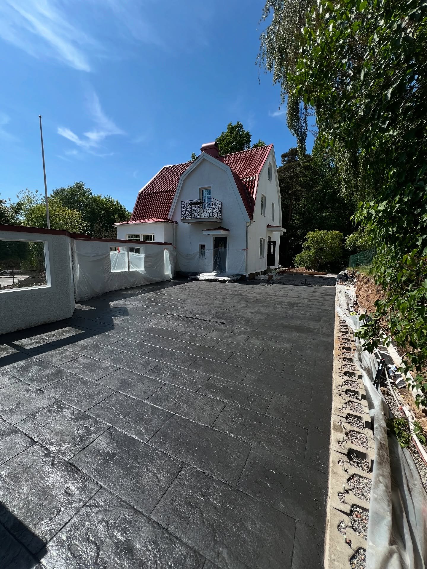 Hemmamatch med n&auml;rproducerad m&ouml;nsterbetong &aacute; la Bluestone 45x90 med 5 % svart pigment inf&auml;rgning. 
F&auml;rg och armeringsfiber fr&aring;n @lorenzson_betonova och det gr&aring; guldet fr&aring;n @thomas_concrete_group 
Hur snygg