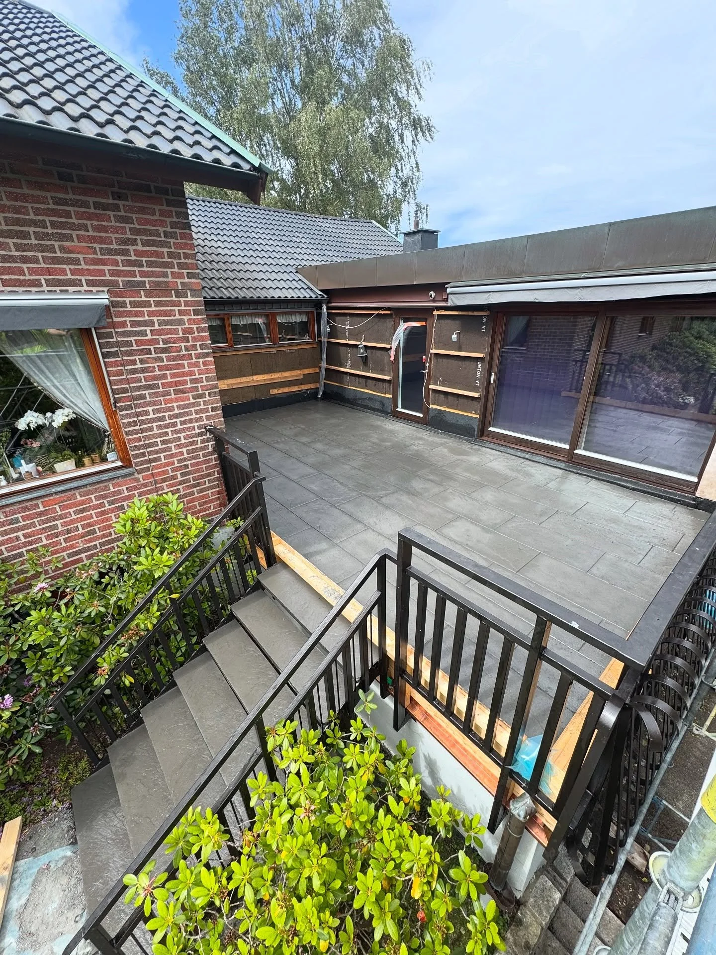 Ibland hamnar man i stolthet. H&auml;lsningar Mallgrodan 🐸

F&ouml;r hur fin innerg&aring;rd/terrass blev det inte h&auml;r. Med @lorenzson_betonova m&ouml;nster Bluestone 45x90 och 5% svart i betongen blev resultatet s&aring; s&aring; fint och jag 