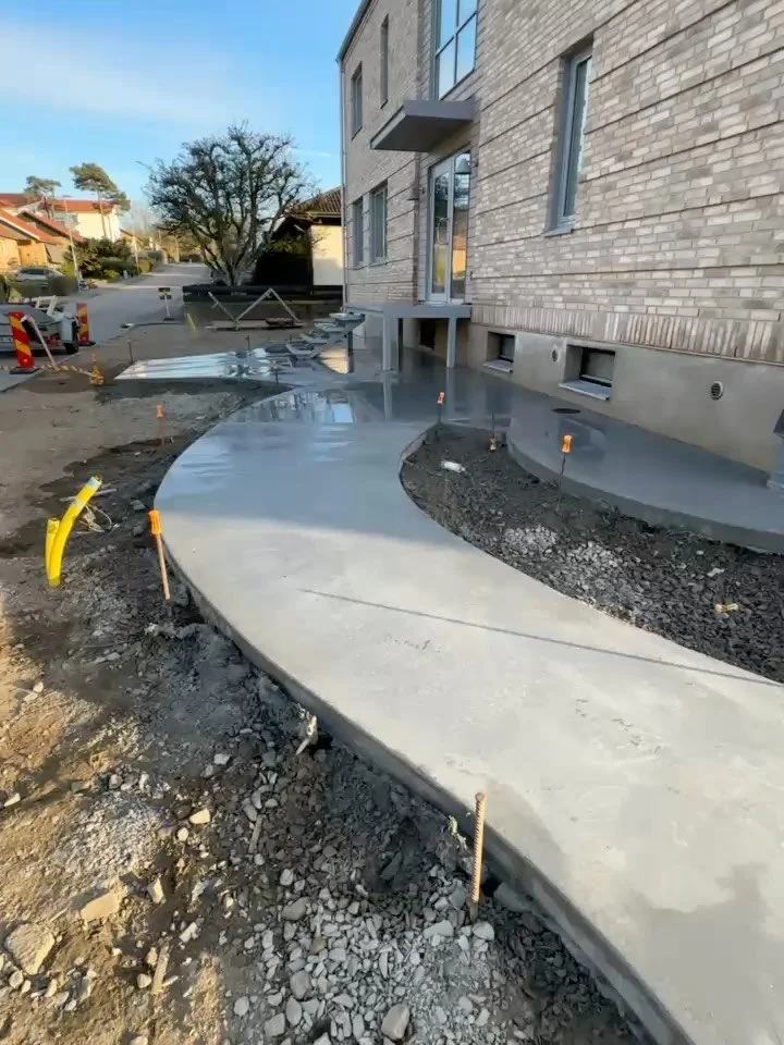 195 m2 markbetong. 2 % vitt pigment och Forta Ferro fibrer g&ouml;r susen i betongen. St&aring;lslipad yta med s&aring;gat m&ouml;nster. Snyggt formad. Snyggt gjuten. Kan inneh&aring;lla sp&aring;r av skryt. Fiiiii f-n va snyggt! 

#playerab #m&ouml;