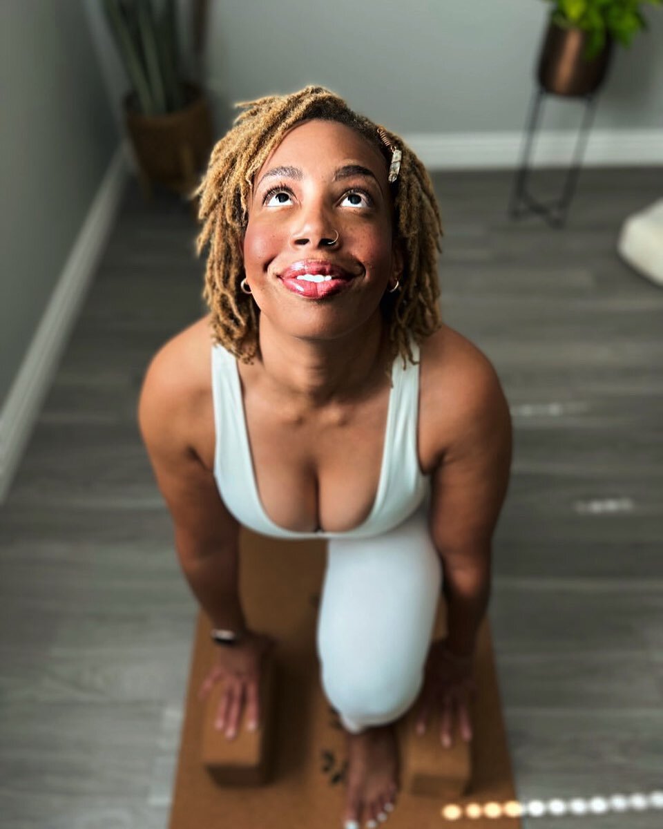 Eyes up, always grateful! 🙏🏾✨
Allow me to reintroduce myself&hellip;.

My name is Marilyn Julia Brown (yes, all 3 names are important) 
An artist and intuitive healer.
I lives and work as a licensed psychotherapist, clinical supervisor, registered 