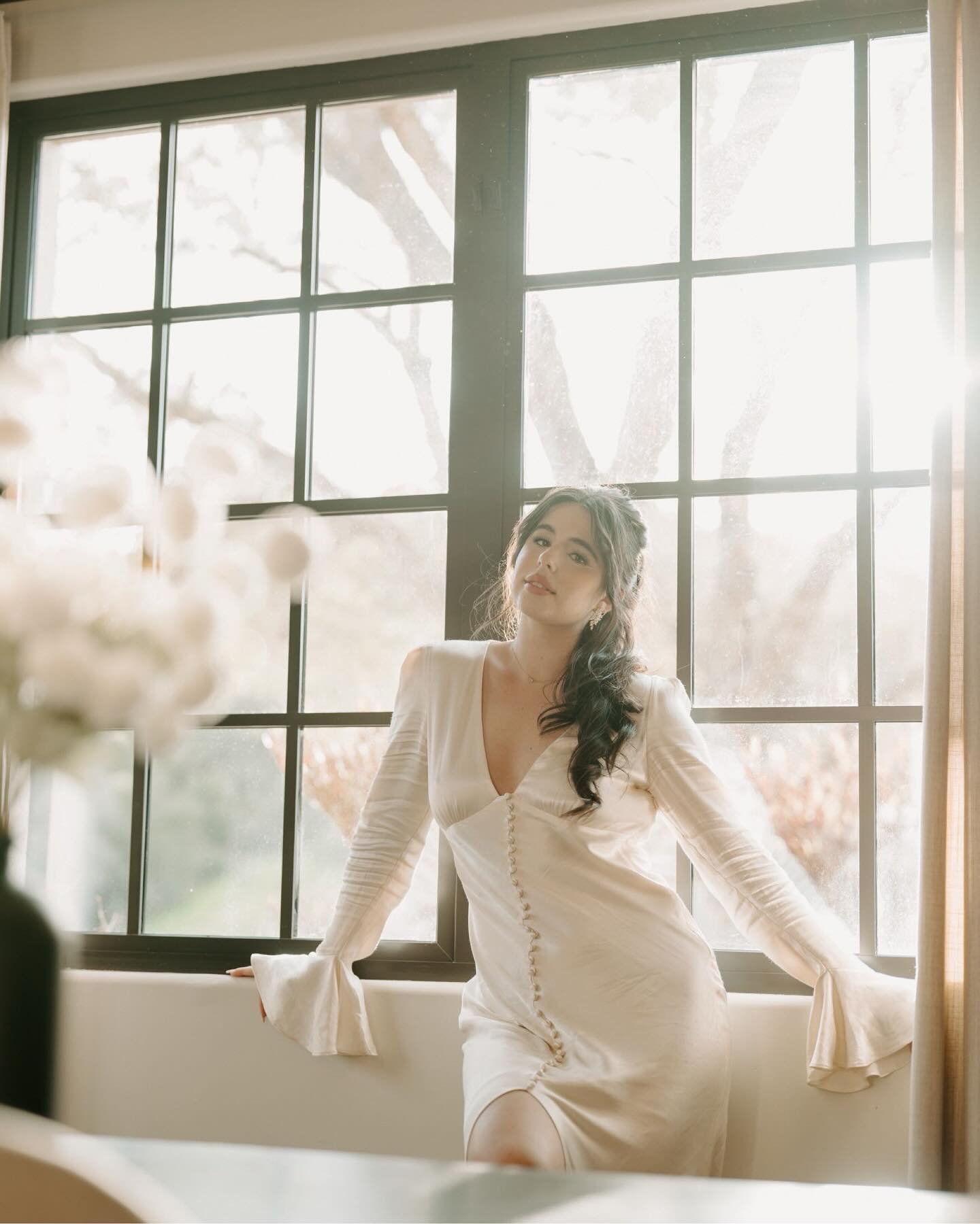 Brides, the cheat code to achieving the best getting ready photos is natural light. Windows, windows, and more windows ✨