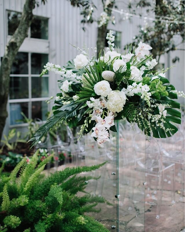 Working on a more modern look for this weekend, and it has me reminiscing on this lush tropical number from last year. 
Photo: @paigenphoto 
Coordinator: @ieuandme