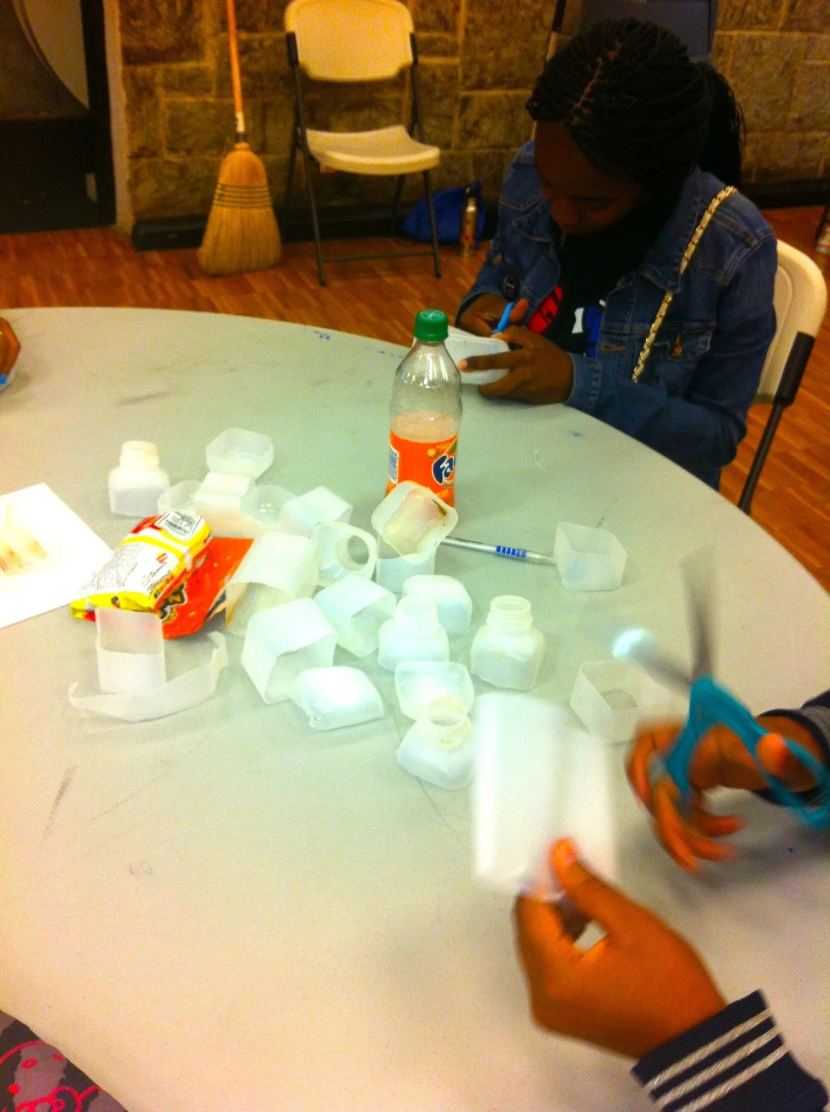 do_good_students_create_art_from_recycled_goods_2660.jpg