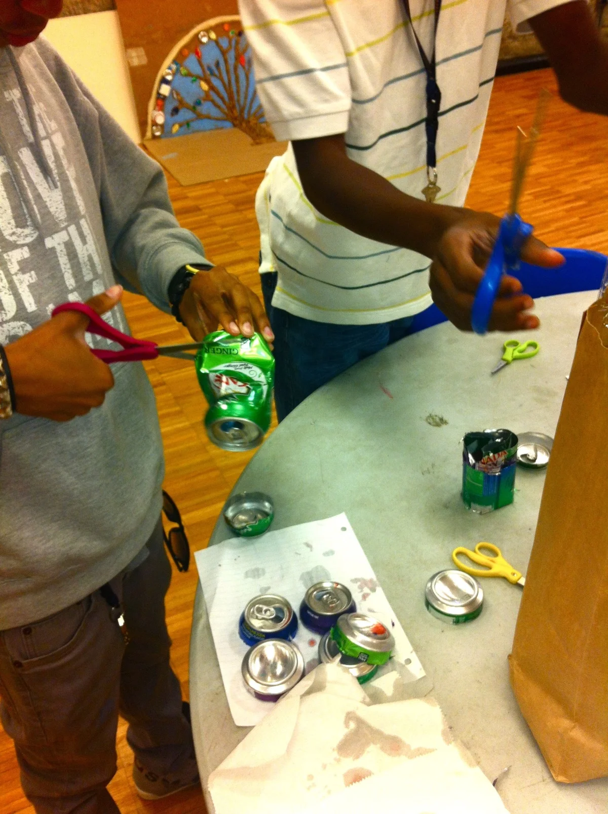 do_good_students_create_art_from_recycled_goods_2662.jpg