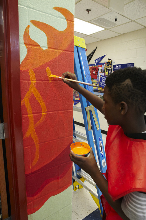 perkerson_elementary_students work with tcp resident artists_on_entryway_691.jpg