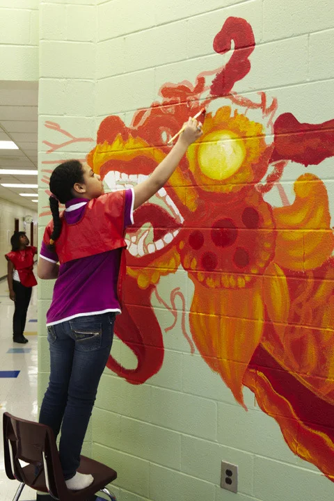 2013_perkerson_muralperkerson_elementary_students_work_with_tcp_resident_697.jpg