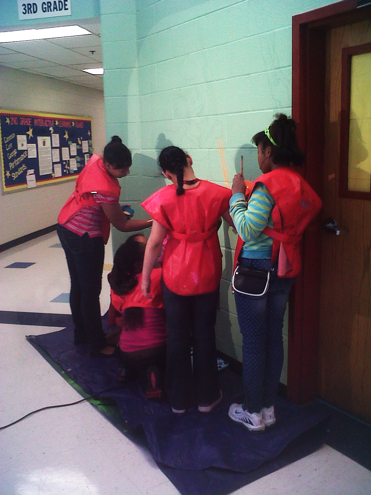 perkerson_elementary_students work with tcp resident artists_on_entryway_mural3.jpg