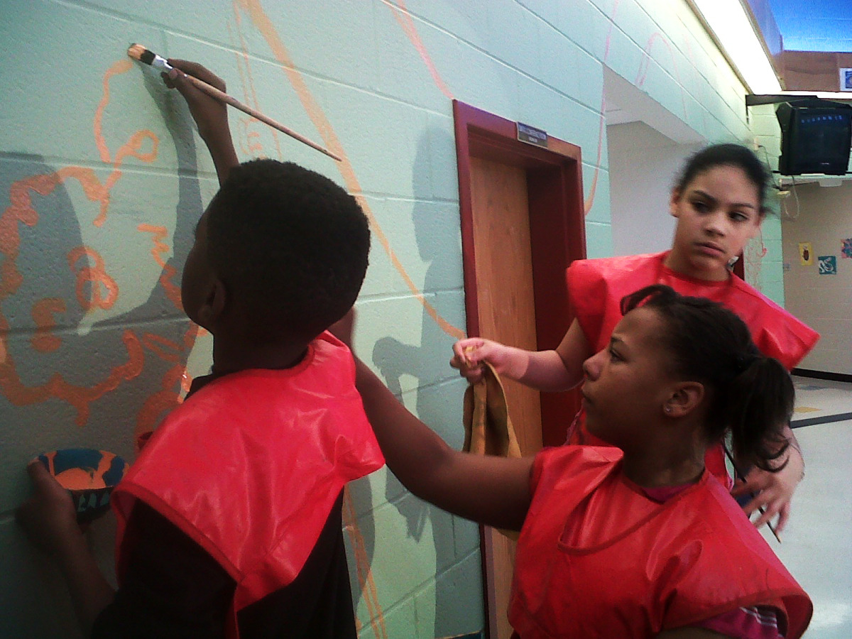perkerson_elementary_students work with tcp resident artists_on_entryway_mural4.jpg