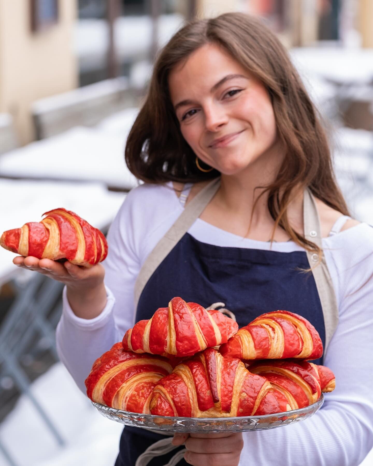 CROISSANT D&acute;AMOUR ❤️+🥐 Du har kanskje f&aring;tt med deg at croissantene ser litt annerledes ut i dag? 
Smaken er den samme, men i dag har den f&aring;tt en kledelig r&oslash;dfarge 👨&zwj;🍳

Vi &oslash;nsker alle en trivelig valetines dag 💕