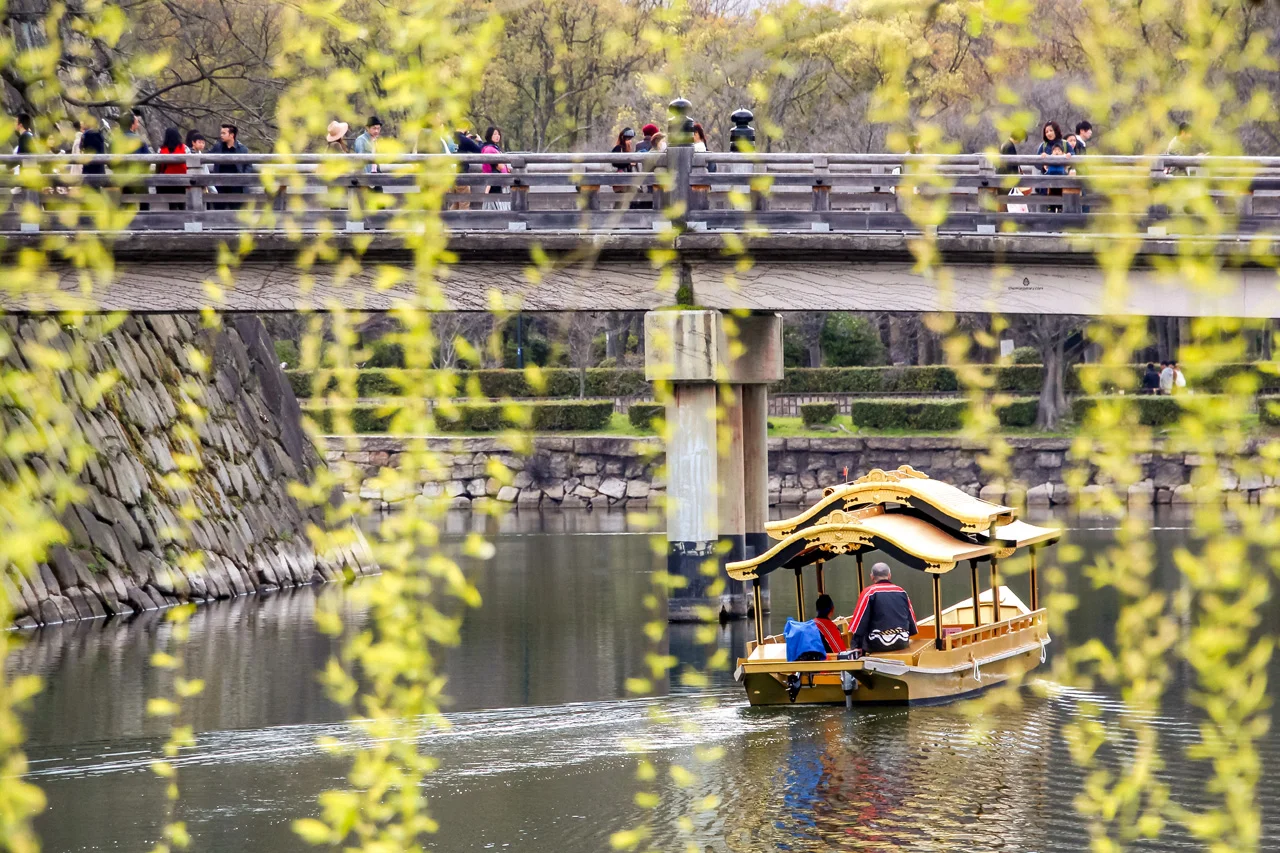 Osaka-castle-boat