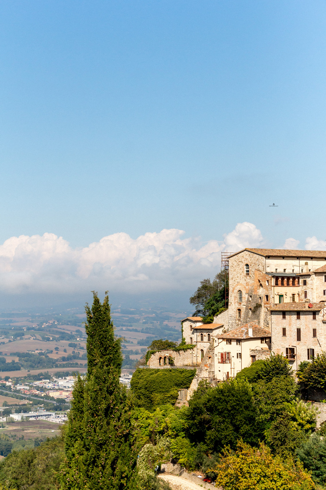  The town of Todi, Italy 