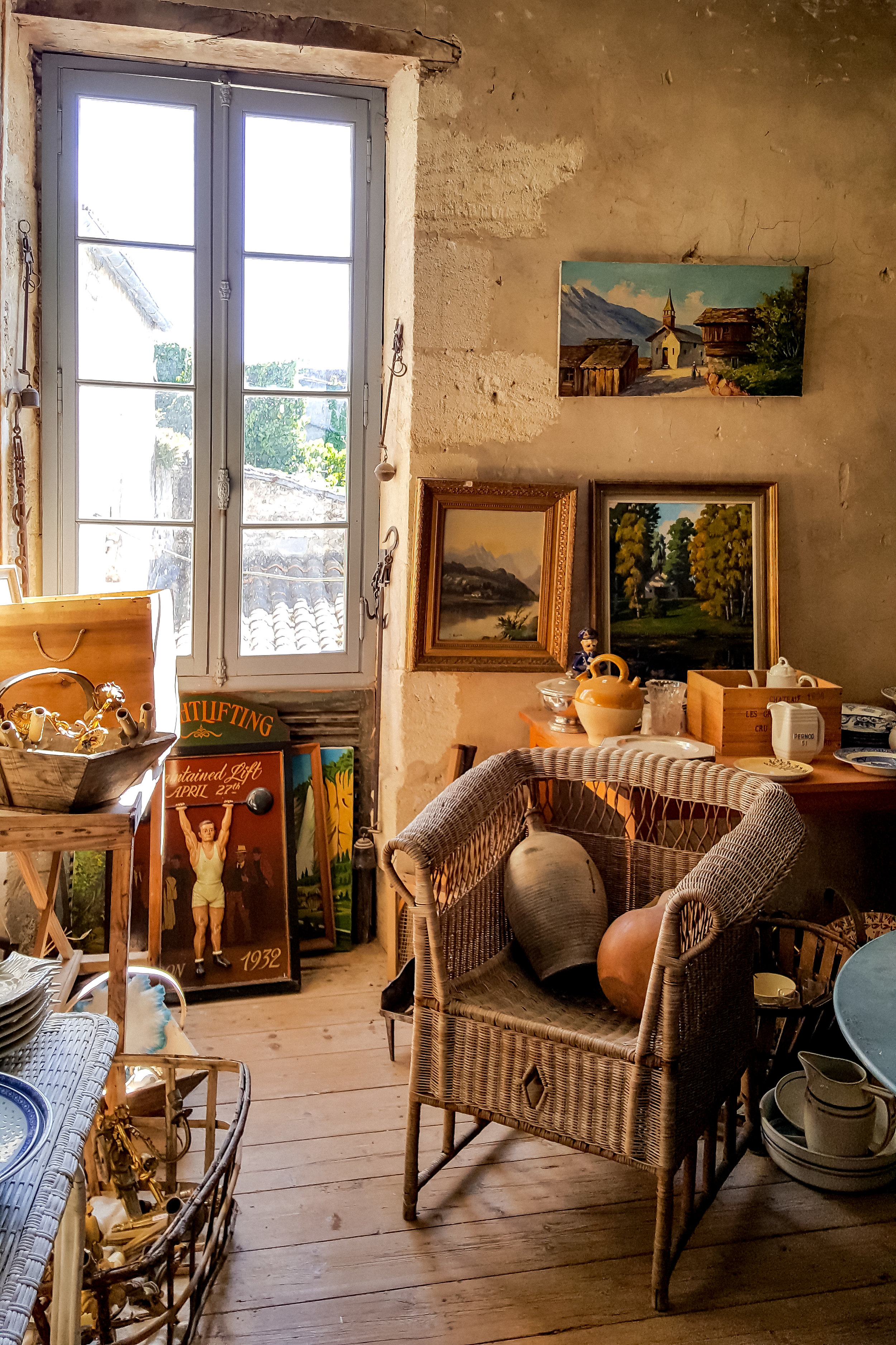 Brocante store in Saint-Christoly, Medoc