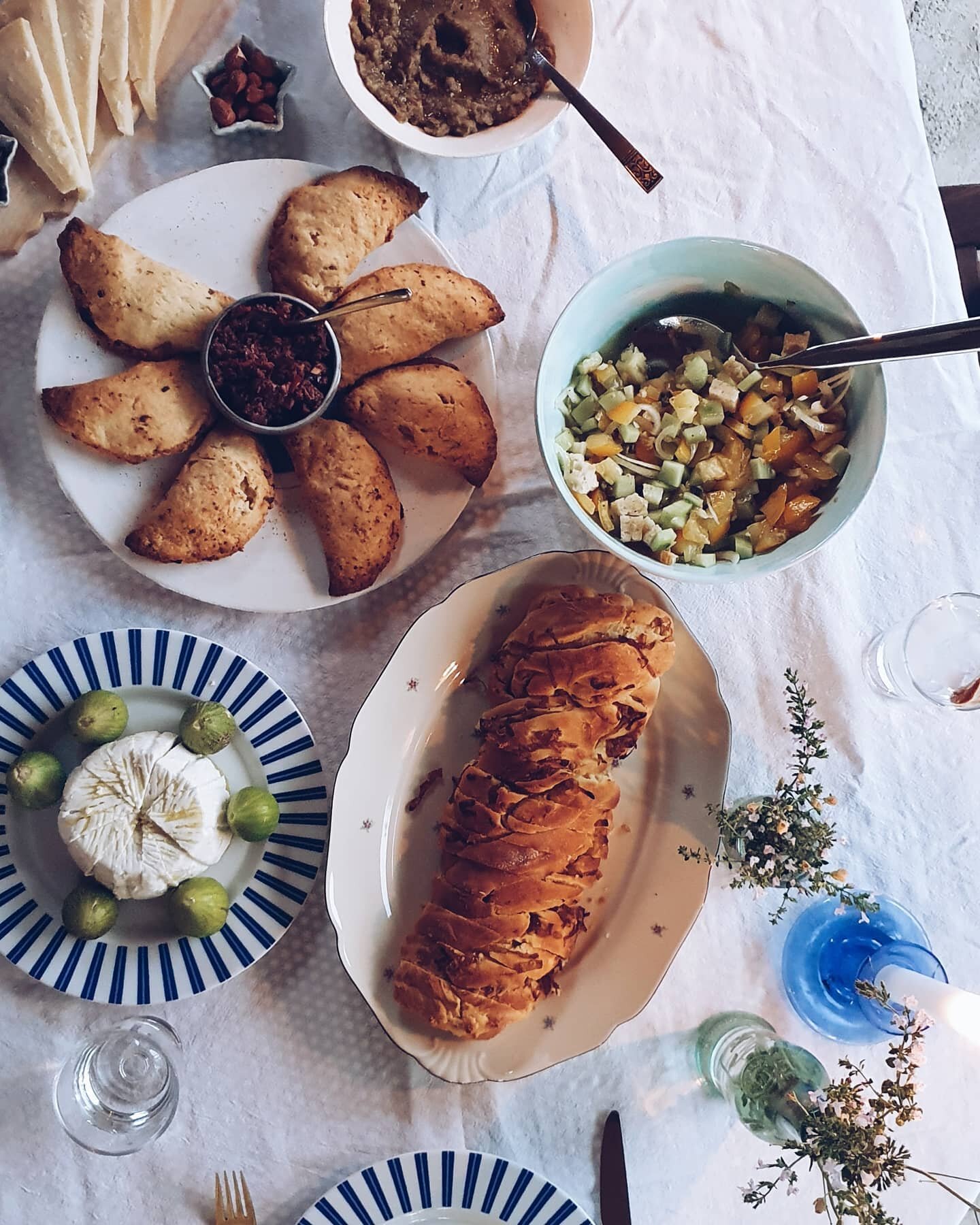 About last night 💫
Great company, great wine, something to nibble on... let's do this more often! @theskabe
@eatthatmint

#latesummerdinner #inlovewithseason #tablescape #tabledecor #lasoufflerie #babka #applepies #onmytable #framesofistria #f52gram