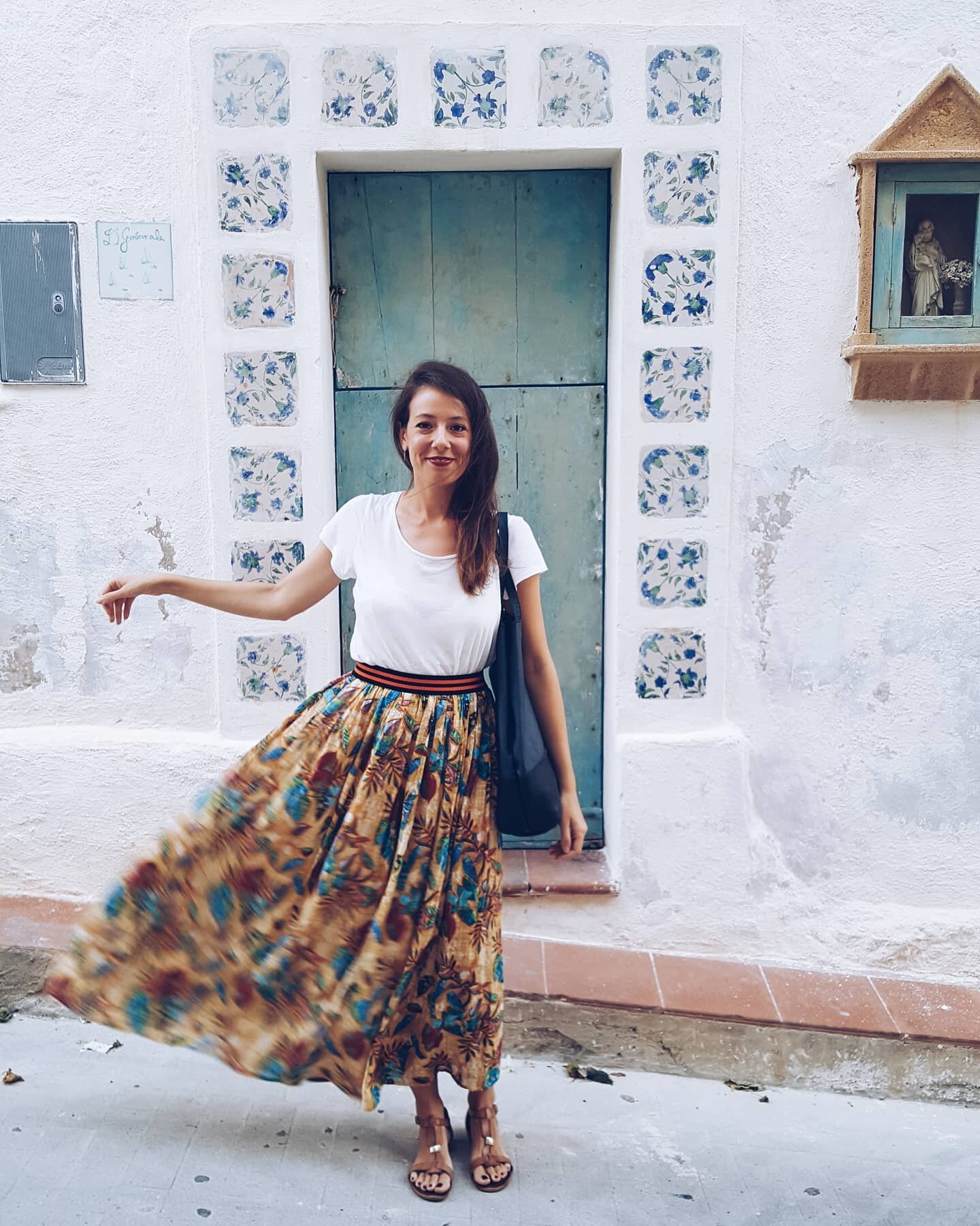 Exactly a year ago, Sicily. My favorite island, favorite street, and favorite door. 💙

#marettimo #marettimolove #sicilia #siciliaquantoseibella #tasteintravel #sicilyessence #siciliabedda #alittlebeautyeveryday #unadosequotidianadibellezza #lookdod