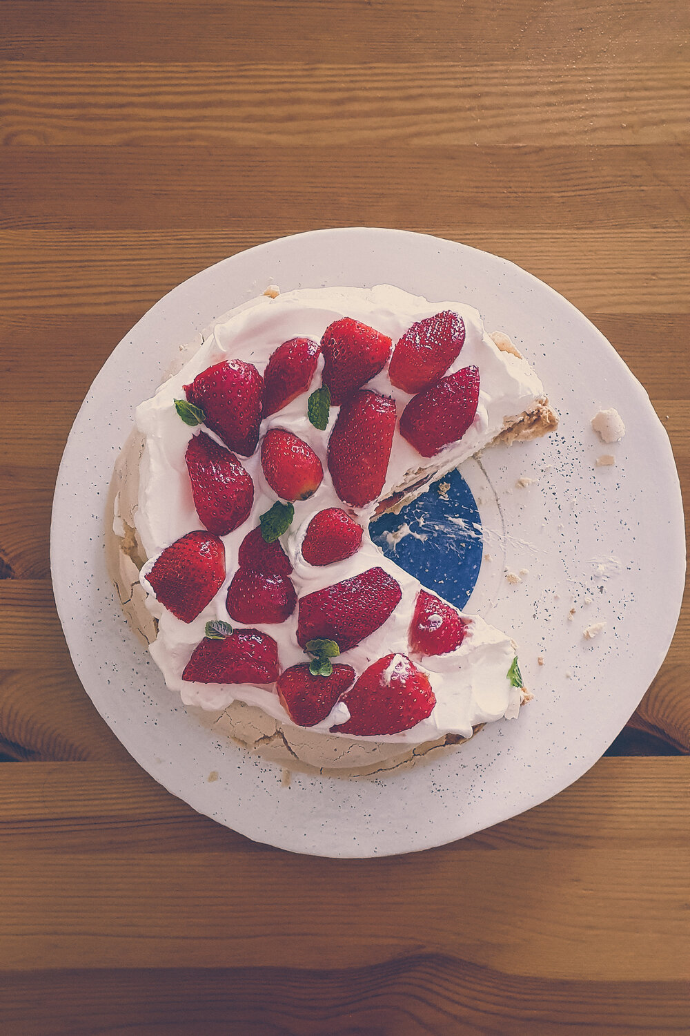 Pavlova with strawberries