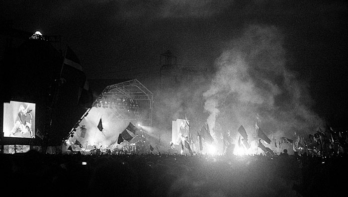 Coldplay on the Pyramid Stage. STUNICGLAST020