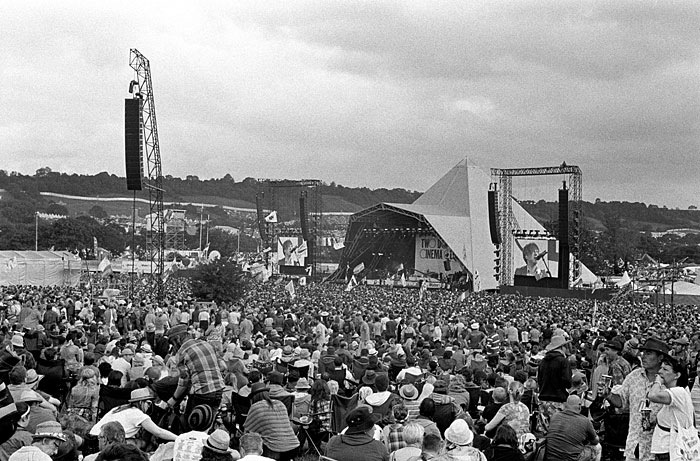 Crowds watching the Pyramid Stage.STUNICGLAST025