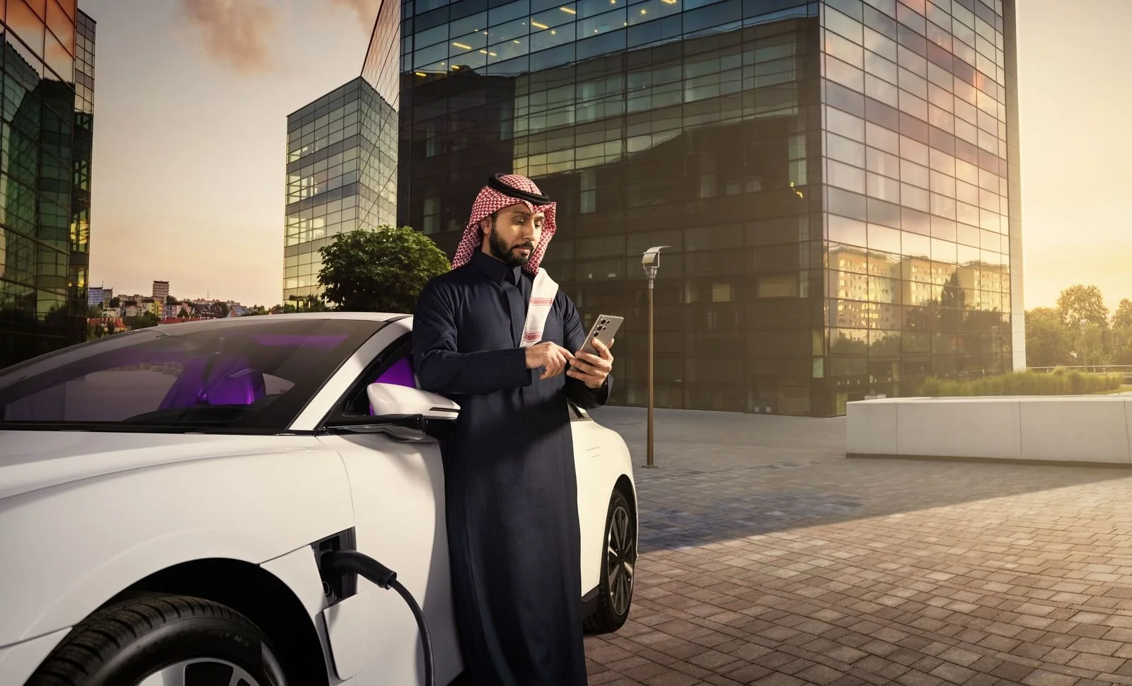 0860_72. Man holding the phone with electric car._result.jpg