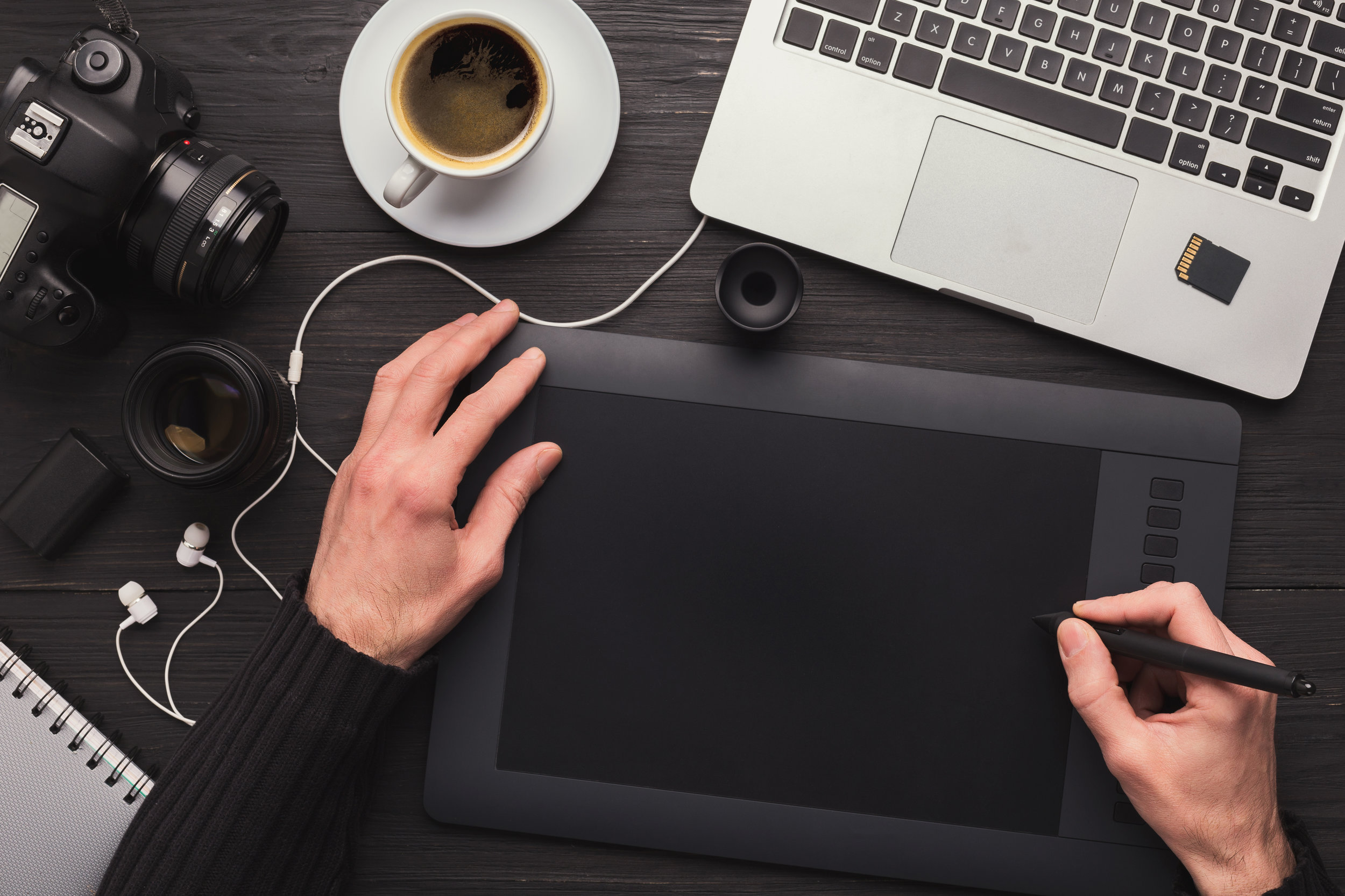 designer-hand-with-graphic-tablet-and-keyboard-NUV2W5X.jpg