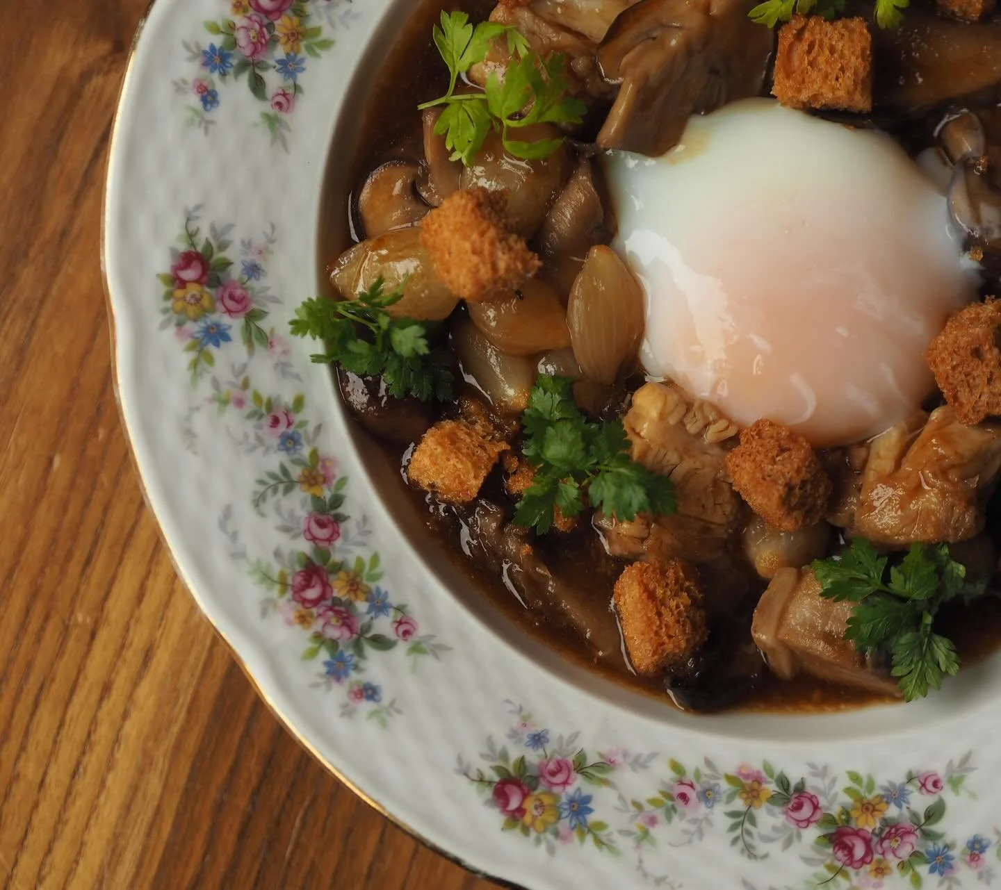 OEUFS MEURETTE FA&Ccedil;ON THOM
@chefthomlemercier 

This dish is made with poached eggs accompanied by a Bourguignon sauce (made up of Burgundy red wine, bacon, onions and shallots browned in butter)
It is the main dish of the Ch&acirc;teau du Clos