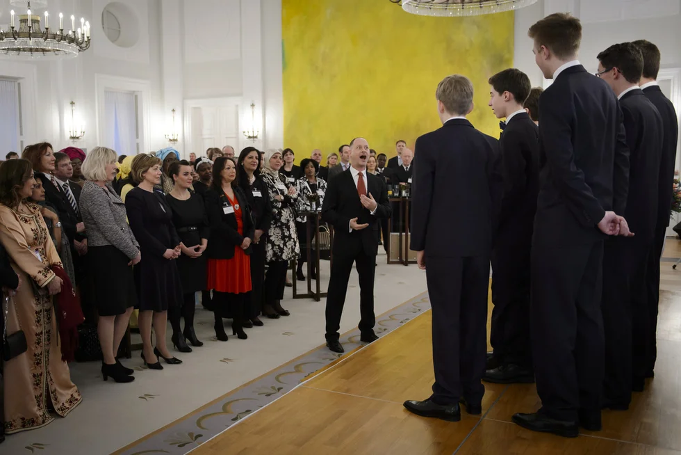 Der "Windsbacher Knabenchor" singt zum festlichen Neujahrsempfang; Bildmitte: Lebensgefährtin des Bundespräsidenten, Daniela Schadt; rechts daneben: Stefanie Oeft-Geffarth, © http://marvinguengoer.de