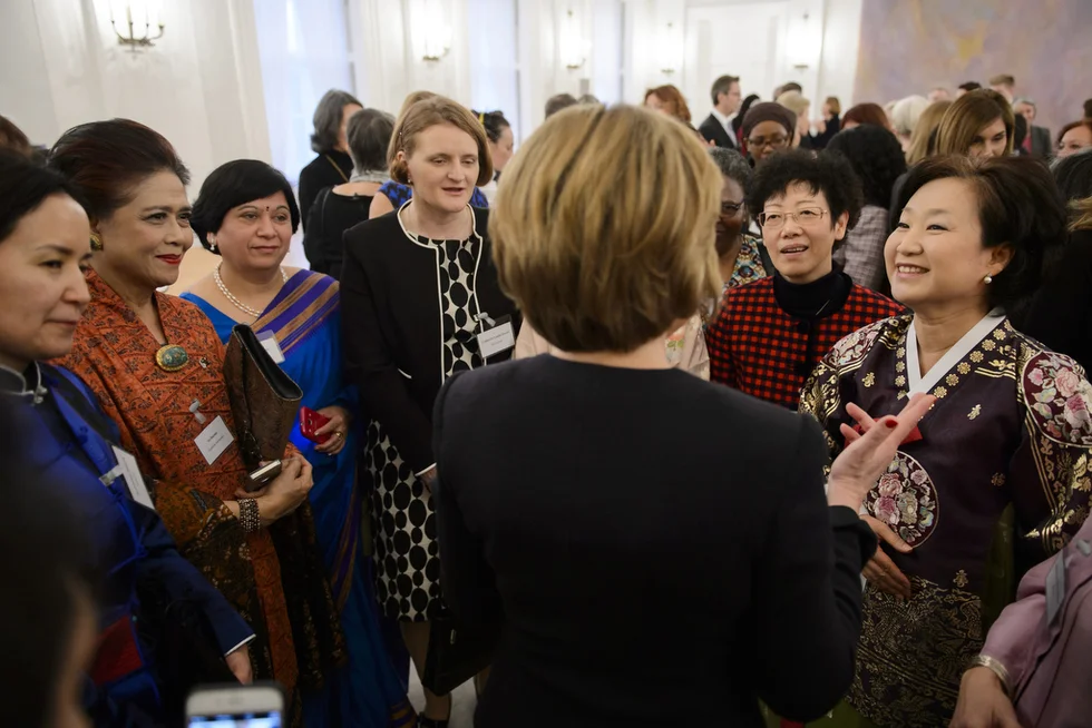 Die First Lady mit den Angehörigen des Diplomatischen Korps im Gespräch, © http://marvinguengoer.de/